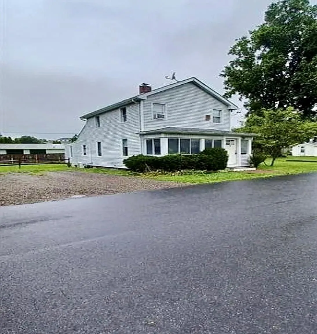 3 bed, 1.5 bath, 1524 sqft, $3,200 — Photo 2