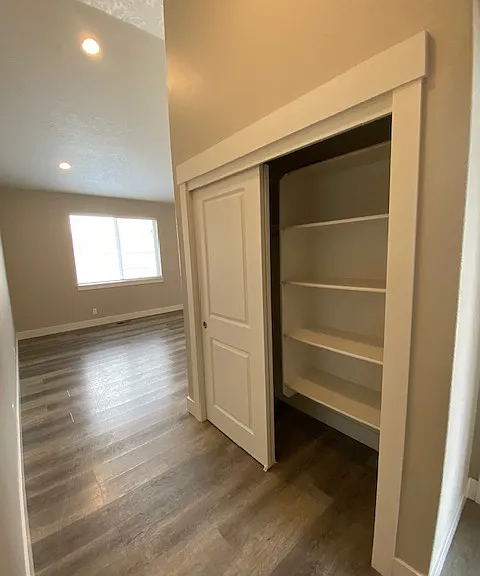 564 NE Cherry St — Photo 5
