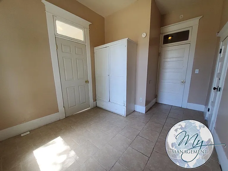 4 bed, 1.0 bath, 1400 sqft, $1,300 — Photo 18