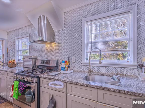 4th image of 18 Bayview Avenue