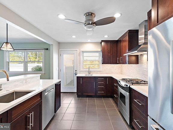 5th image of 2614 Longfellow Dr