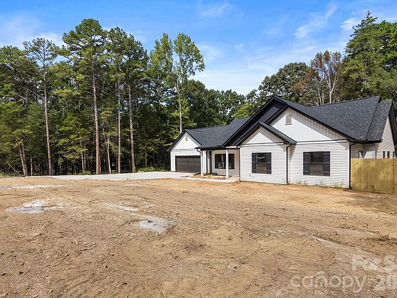 2nd image of 816 Winding Brook Rd