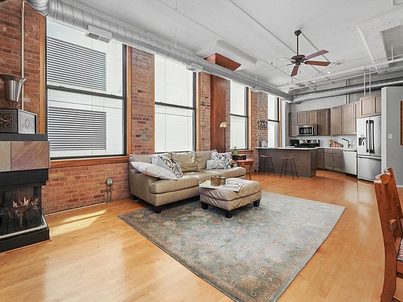 3rd image of 1601 S Michigan Ave APT 307