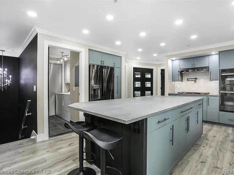 2542 Woodward Ave — Photo 13