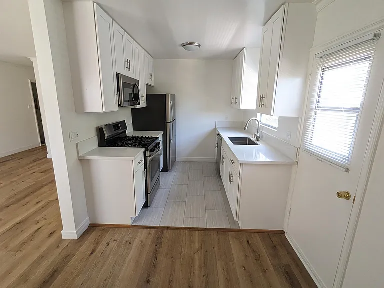 1320 N Martel Ave #7 — Photo 2