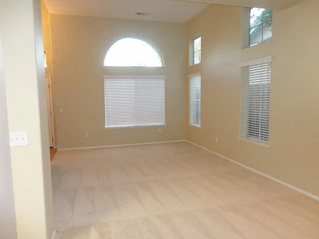 5 bed, 2598 sqft, $3,695 — Photo 3