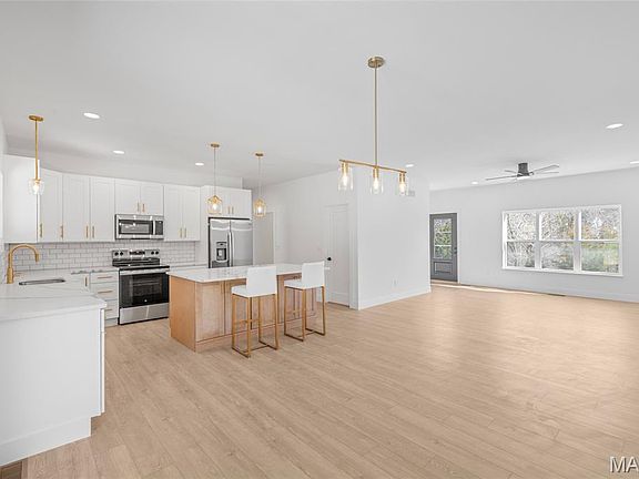 3rd image of 220 Echo Lake Cir