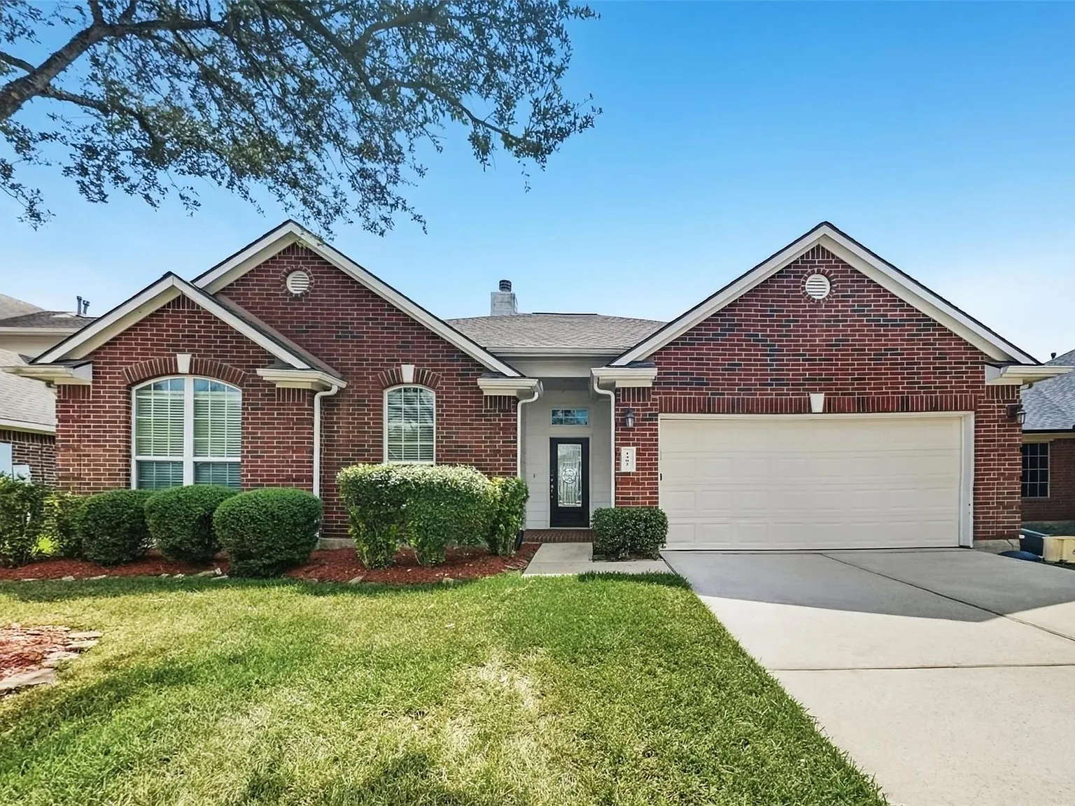 4 bed, 2.0 bath, 2221 sqft, $2,360 — Photo 1