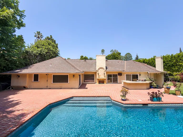 Stunning backyard pool and manicured patio showcase resort-style living at this Beverly Hills luxury rental, 1094 Garden Lane, a premier 90210 home for rent.