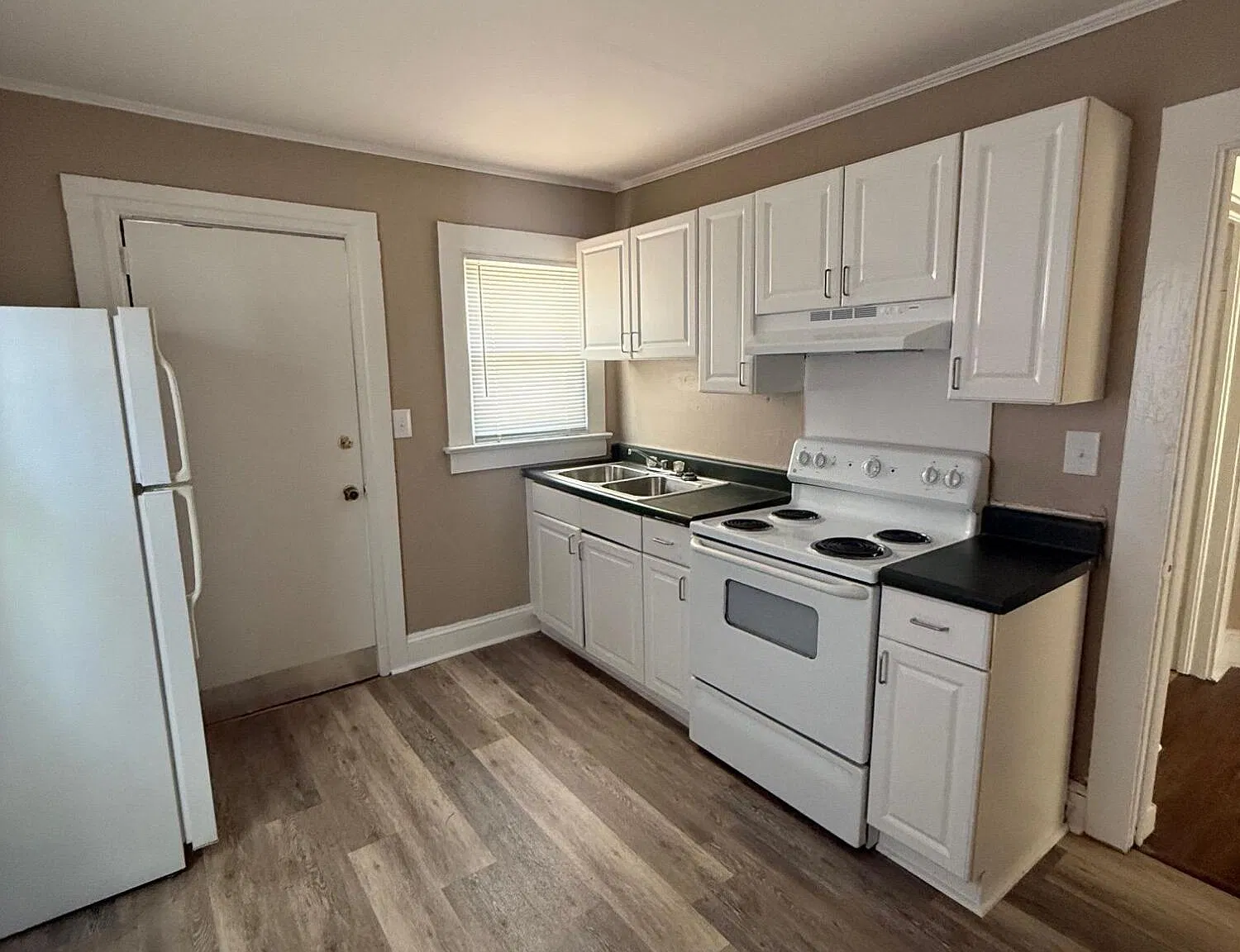 2 bed, 1.0 bath, $850 — Photo 2