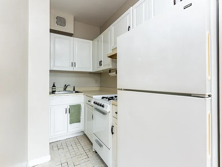 147 9th St #4A — Photo 4