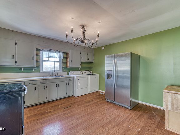 4th image of 121 Church Ln