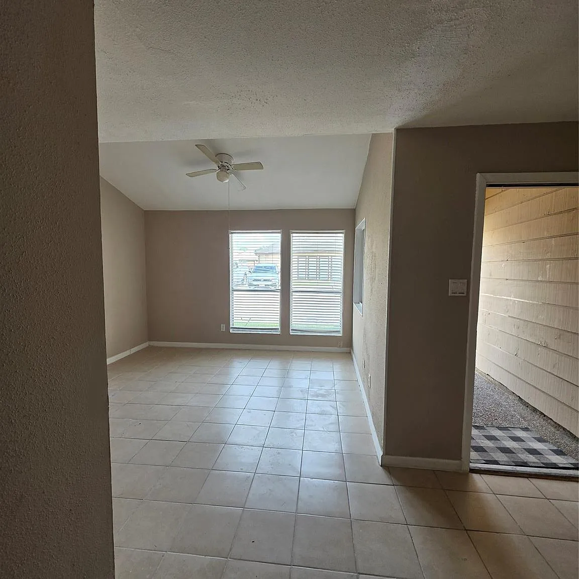 1 bed, 1.5 bath, 871 sqft, $1,250 — Photo 2