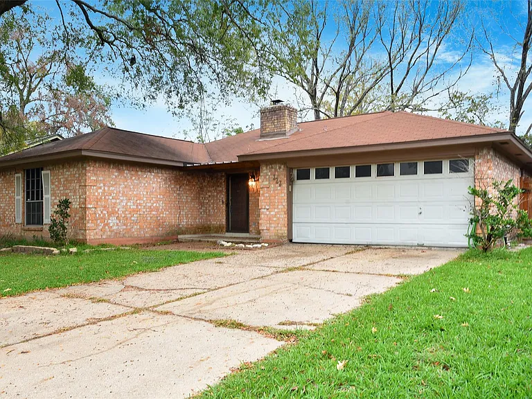 323 Edgeton Ct — Photo 3