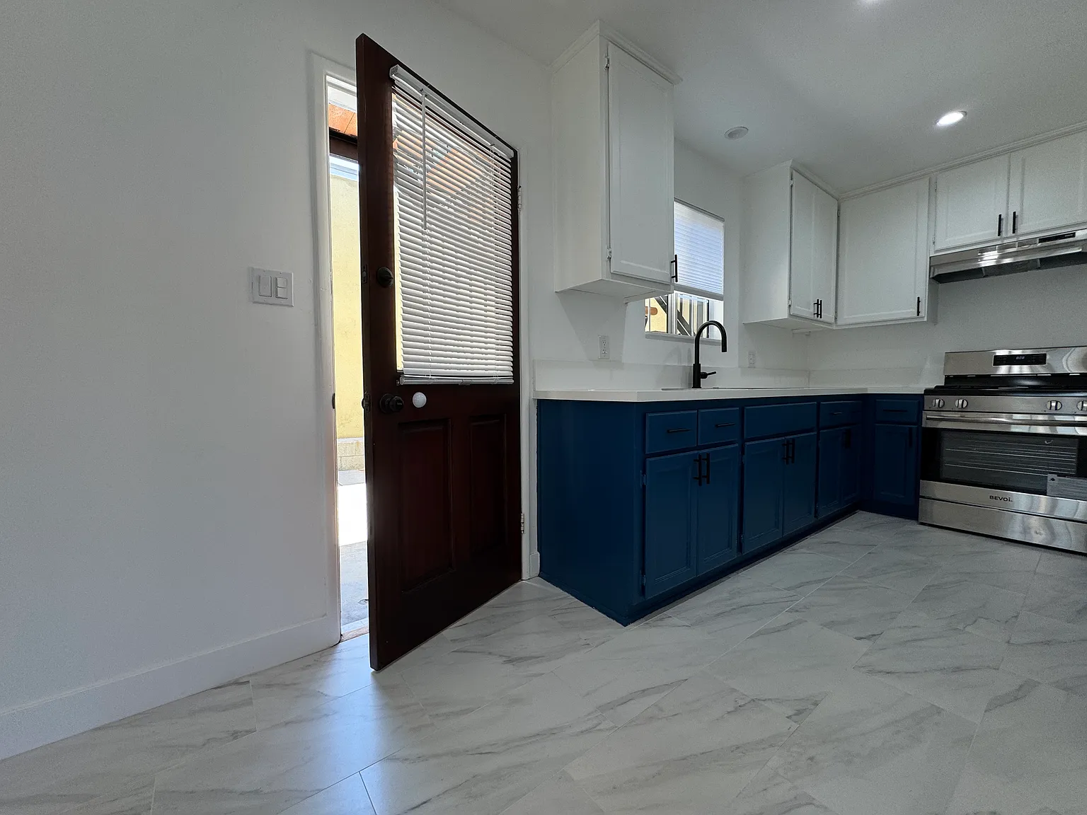 2 bed, 800 sqft, $2,795 — Photo 3