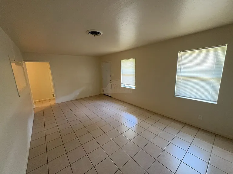 1214 Valentine St — Photo 3