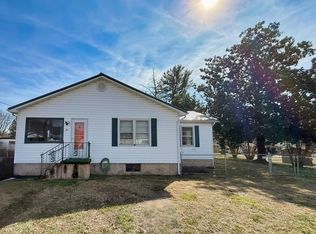 206 E Chestnut St, La Follette, TN 37766