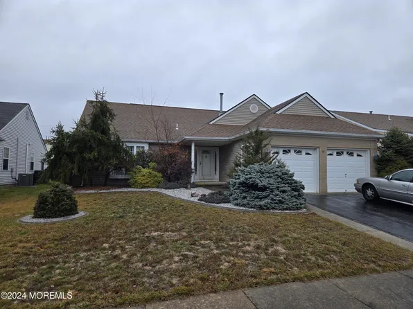 42 Portsmouth Drive, Toms River, NJ 08757