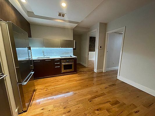 2nd image of 72 Willoughby St #B2