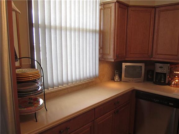 4th image of 132 Lakeshore Dr APT 820