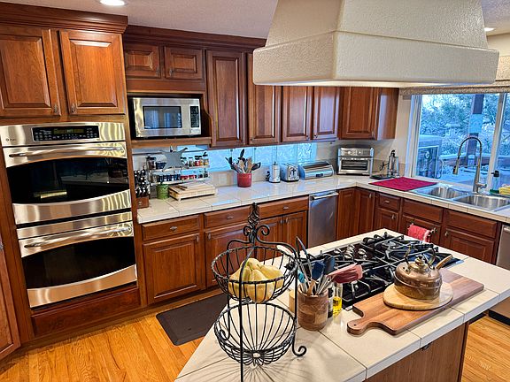 Kitchen Gas Stove and Double Ovens