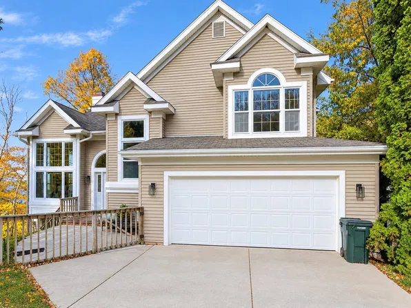 5181 Edgewater Beach Rd, Green Bay, WI 54311