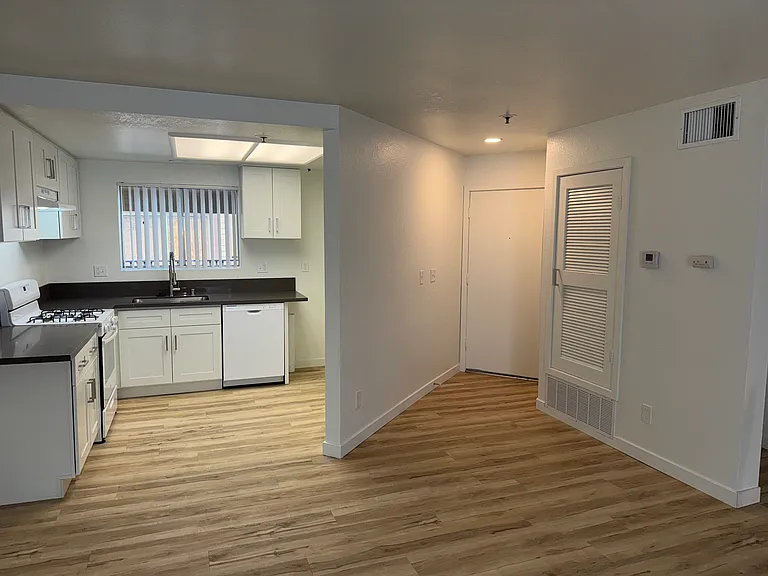 French Park Apartments — Photo 29