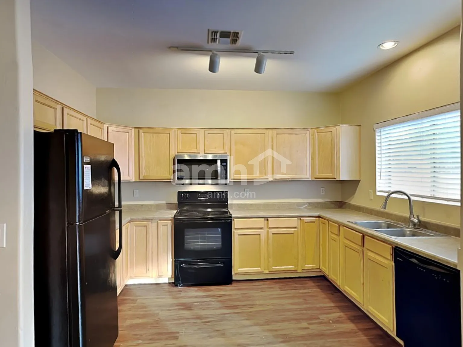 4 bed, 2.5 bath, 2274 sqft, $2,255 — Photo 3