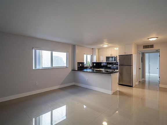 4th image of 1986 Biarritz Dr #201-1986-2