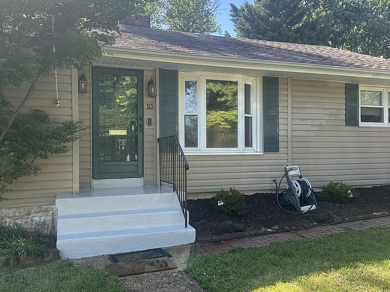 10 N Floyd St — Photo 3