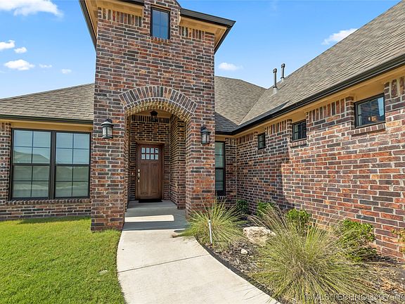 3rd image of 19238 E Chinquapin Dr