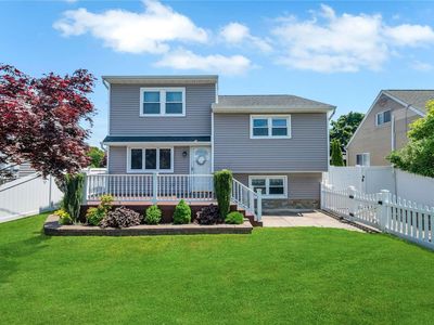 5 East Drive, Copiague, NY, 11726