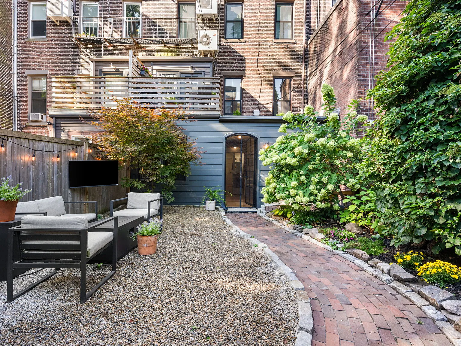 3 bed, 1084 sqft, $5,500 — Photo 1