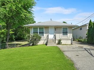 18 E Clarendon Dr, Round Lake Beach, IL