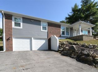 2208 Centeroyal Dr, Saint Louis, MO 63131