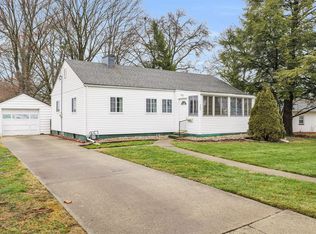 305 Elmwood Dr, Champaign, IL 61821