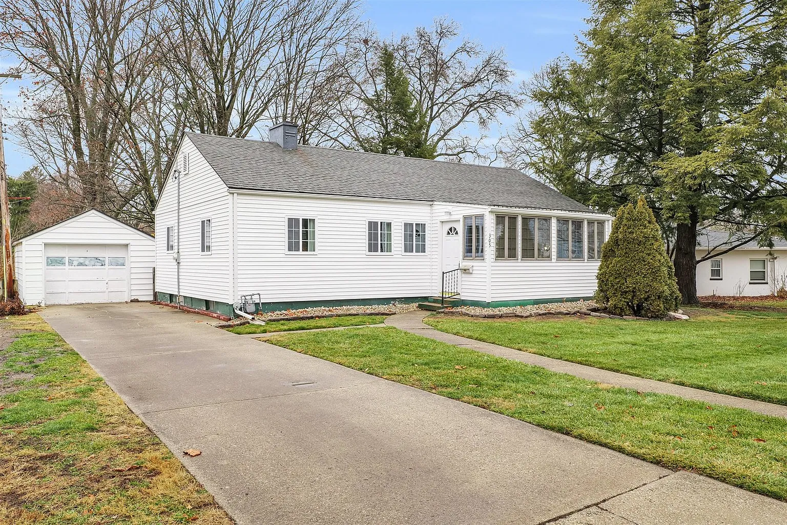 305 Elmwood Dr photo 1