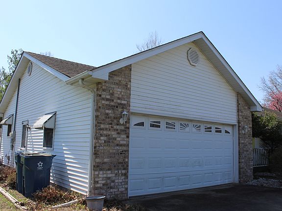 3rd image of 3107 Apricot Ave