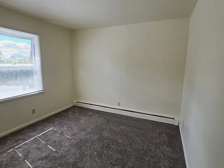Mulford Park Apartments — Photo 37