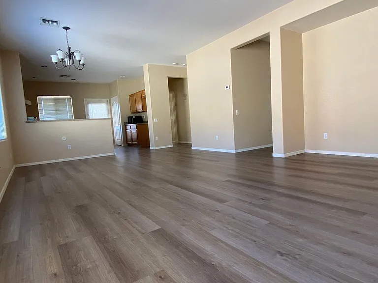 517 S 115th Dr — Photo 2