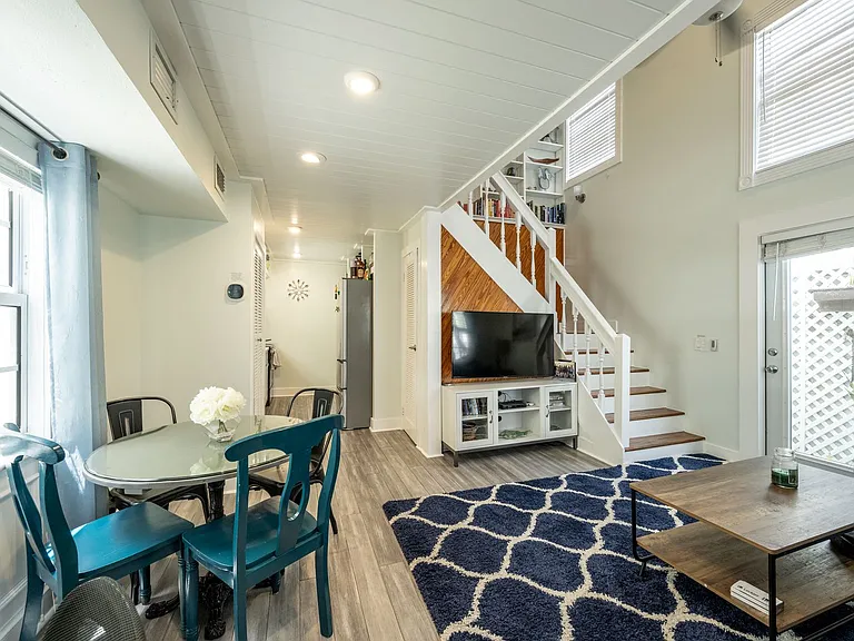 415 Julia St — Photo 1