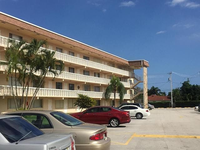2nd image of 100 Village Green Cir E APT B209