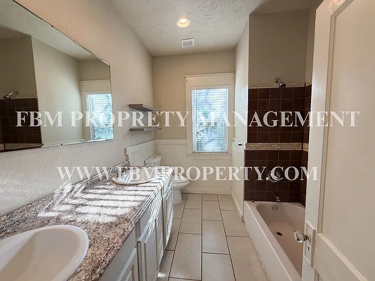 604 W Knox St — Photo 21