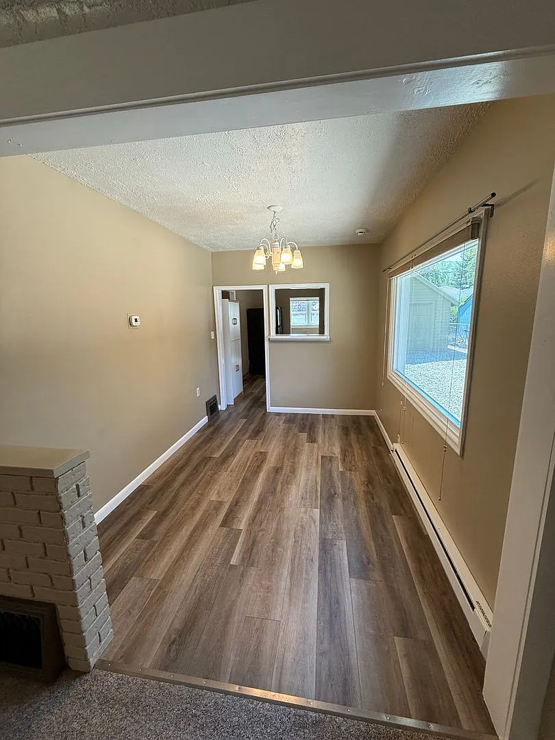Charming 2 Bedroom Home Near Pioneer Park, Hospitals & Schools! — Photo 2