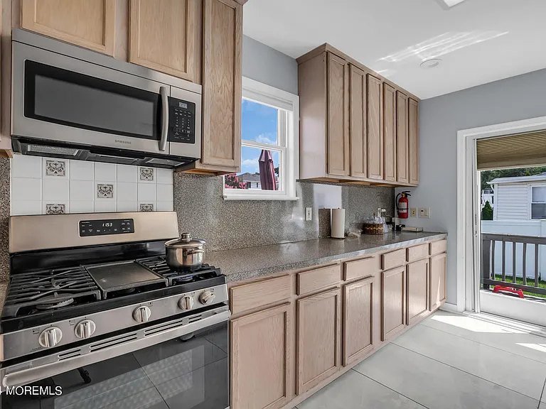 325 Roosevelt Ave — Photo 20
