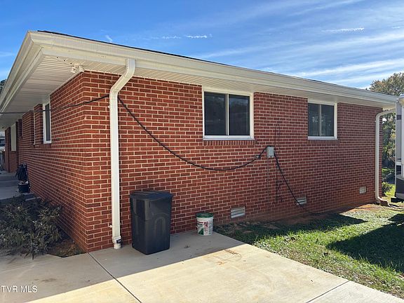 3rd image of 385 Lakeside Dr