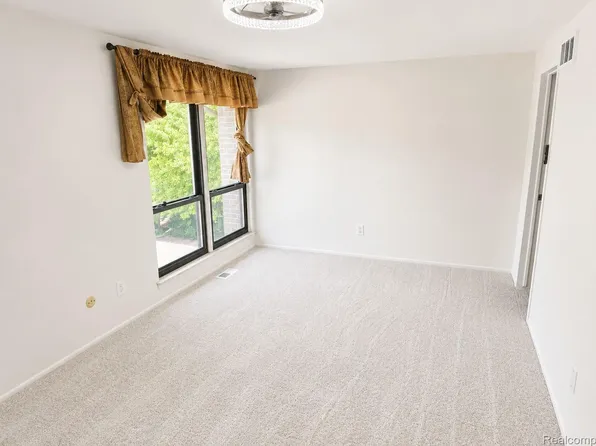 20909 Sherman Ave, Southfield, MI 48033