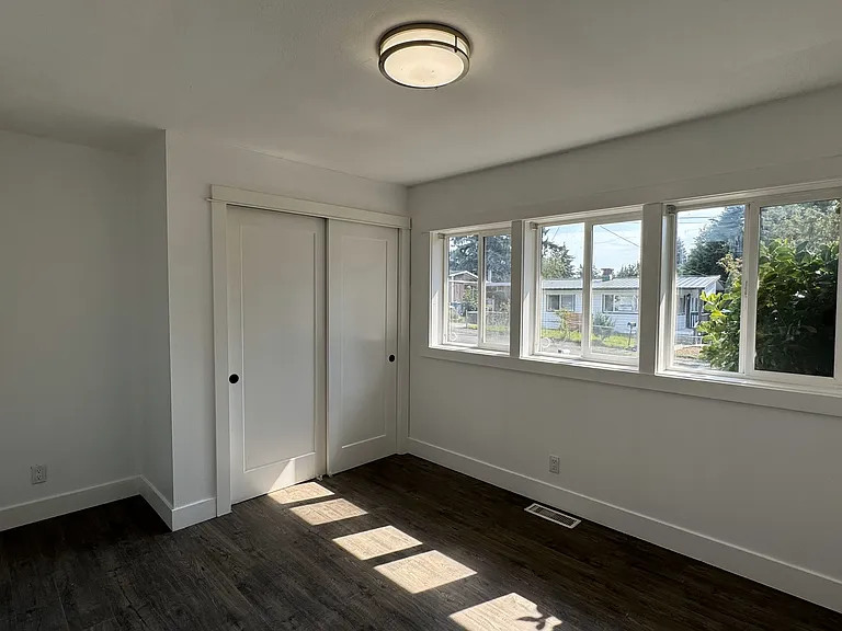 604 Camas Ave NE — Photo 7