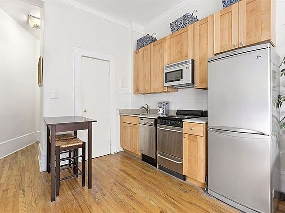 3rd image of 140 W 69th St APT 37A