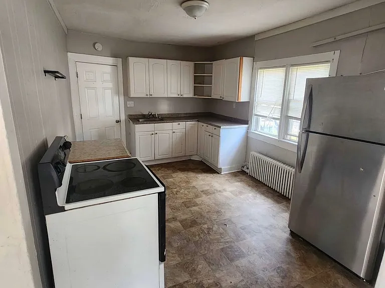 8 Warren St #B — Photo 1